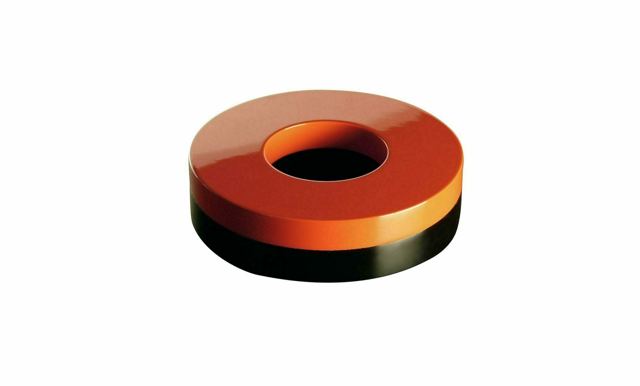 Andrée Putman, boite de forme ronde en bois laqué noir et orange, avec un trou au milieu