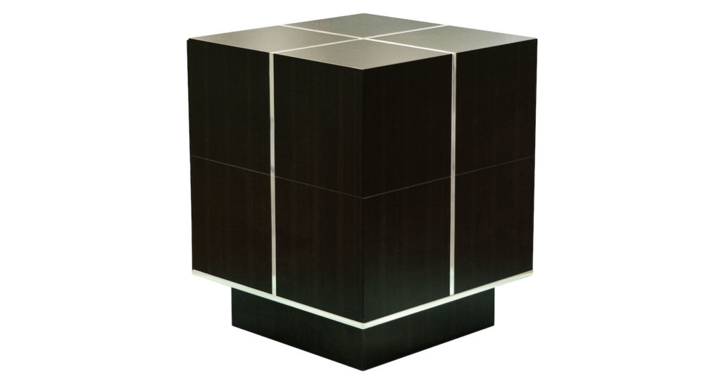 Andrée Putman, luxueux meuble de rangement en forme de cube en ébène dans lequel est incrusté un ruban de métal argent