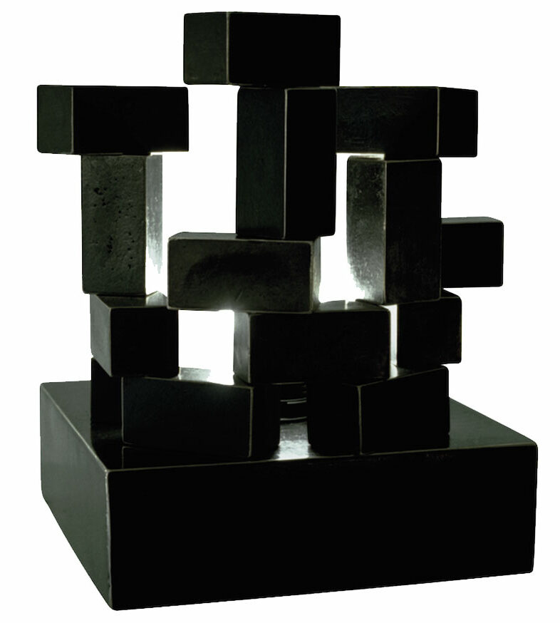 Arik Levy, lampe sculpture en bronze noir constituée de 16 cubes que l'on peut poser comme on le souhaite, sur une base en bronze carré, au centre de laquelle se trouve l'ampoule