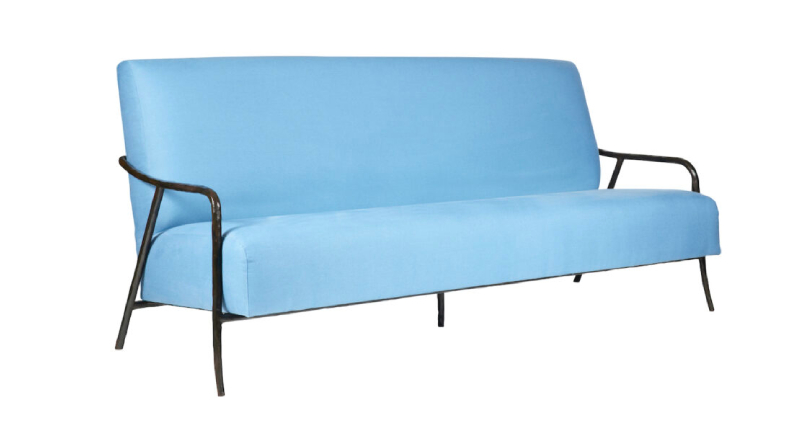 canapé minimaliste avec des pieds en fer forgé noir, et tissu bleu, créateur Eric Jourdan