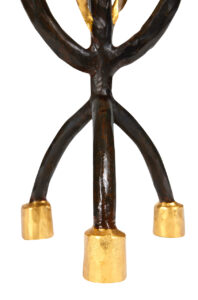 Gros plan du pied de la lampe feuilles de Garouste Bonetti, en forme de trépied en fer forgé brun et or