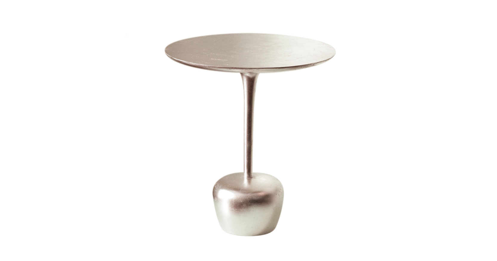 Christian Ghion, petite table ronde en bois entièrement argenté, pied central se terminant en bas en forme de pomme stylisée