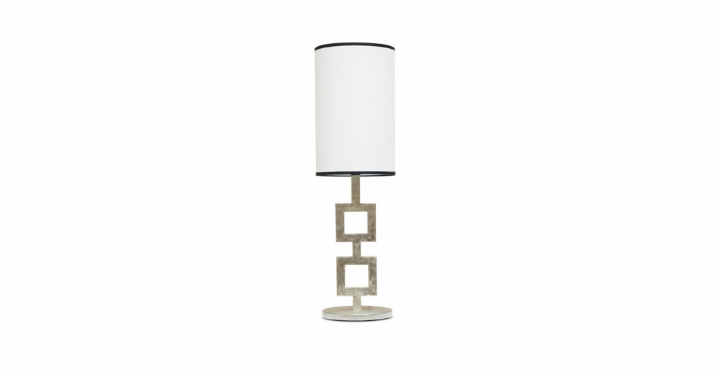 lampe minimaliste Elizabeth Garouste, avec un pied constitué de deux carrés en fer forgé argenté, situés l'un au dessus de l'autre, abat jour cylindrique blanc avec une bordure noire en haut et en bas