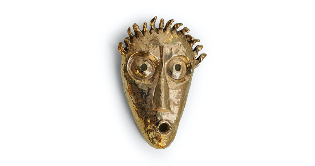Elisabeth Garouste, masque en forme de visage étonné stylisé, en bronze doré brillant