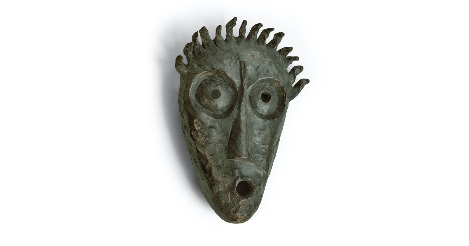 Elizabeth Garouste, Masque en forme de visage étonné stylisé, en bronze vert