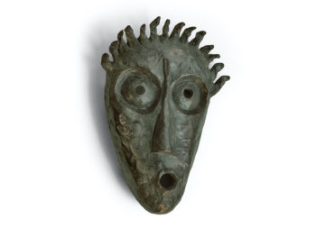 Elisabeth Garouste, Masque en forme de visage étonné stylisé, en bronze vert