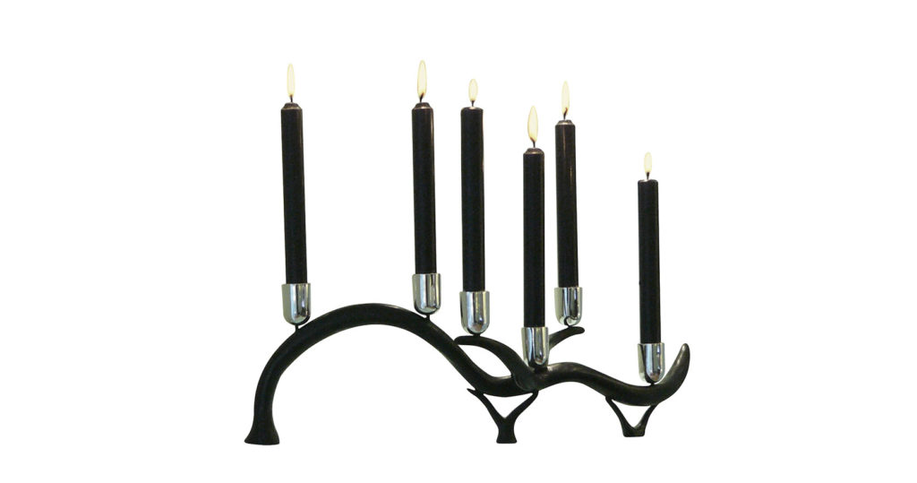 Elisabeth Garouste, chandelier noir avec 3 pieds, et une tige sinueuse horizontale portant 6 porte bougies argentés avec 6 bougies noires