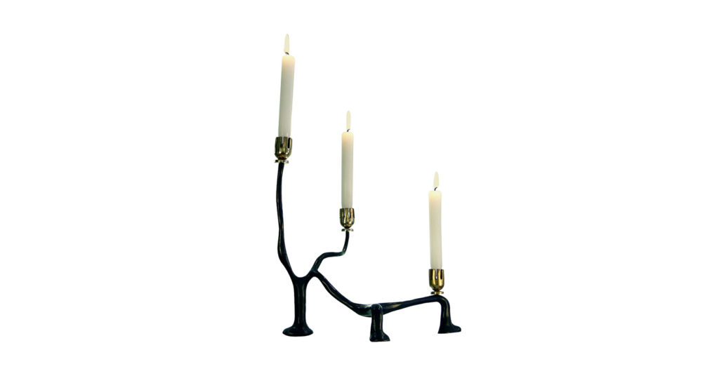 Elisabeth Garouste, chandelier noir 3 branches avec 3 pieds, et 3 tiges sinueuses qui se terminent par 3 porte bougies or avec 3 bougies blanches