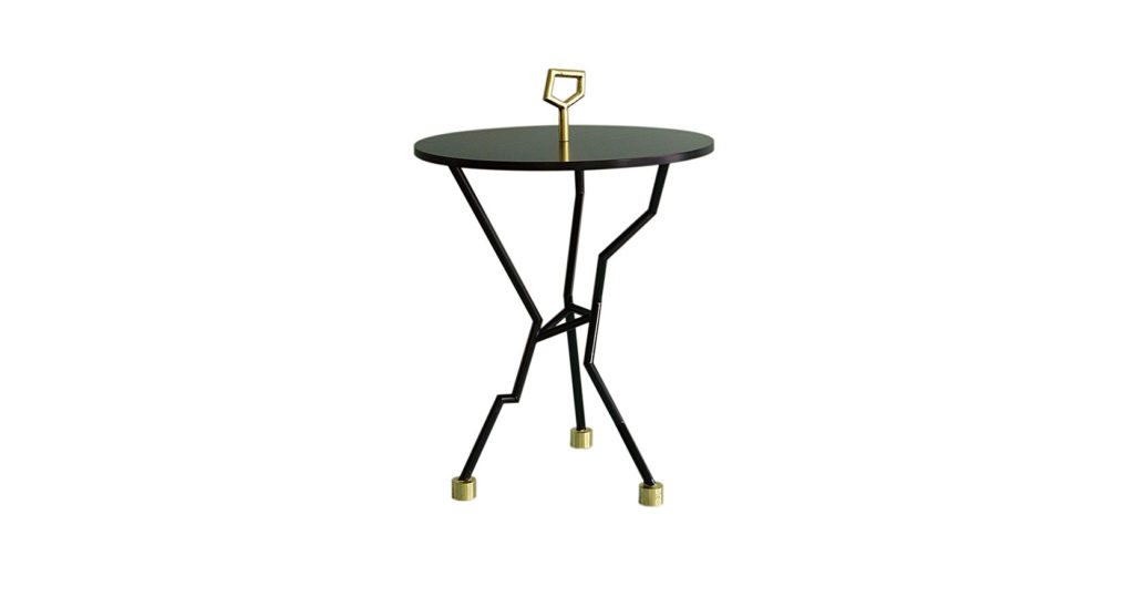 Elizabeth Garouste, petite table graphique ronde avec un plateau en bois fonçé, au milieu du plateau, un ornement doré, 3 pieds en fer forgé noir tout en angles
