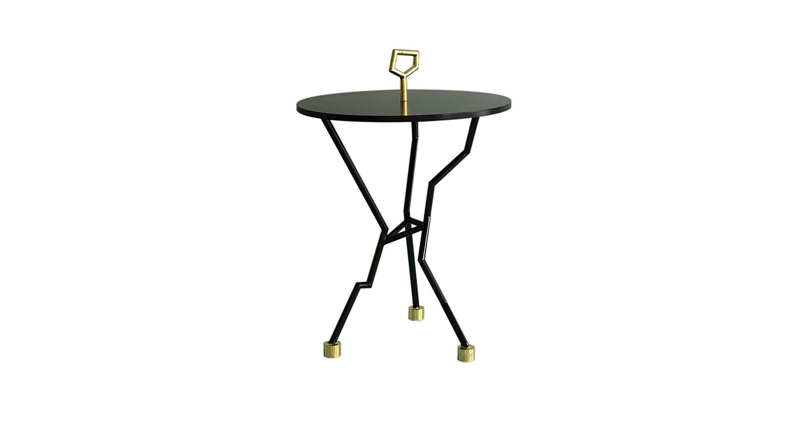 Elisabeth Garouste, petite table graphique ronde avec un plateau en bois fonçé, au milieu du plateau, un ornement doré, 3 pieds en fer forgé noir tout en angles