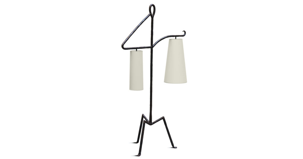 Elisabeth Garouste, lampadaire graphique en fer forgé noir, avec 3 pieds à angles aigus, une tige verticale, et deux longs bras horizontaux avec deux grands abat jour blancs de taille et de forme différentes