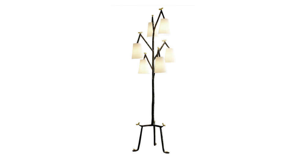 Elisabeth Garouste, lampadaire tripode en fer forgé noir, 6 tiges à angle aigus avec des abat jours blanc suspendus