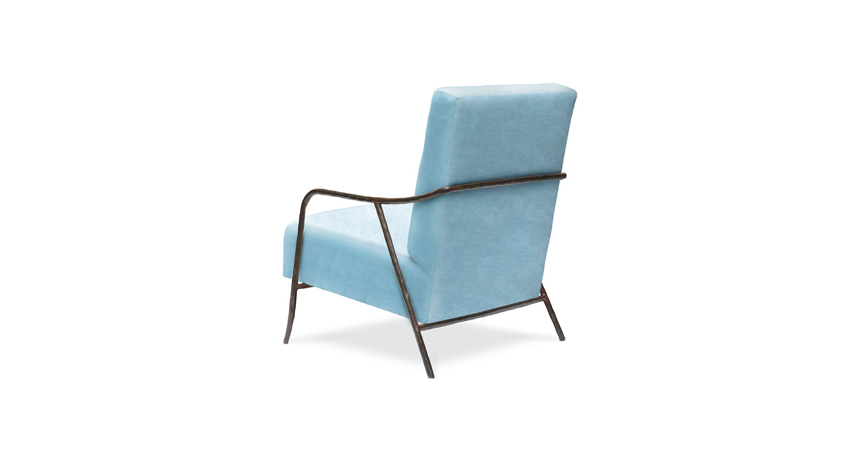 Eric Jourdan, vue arrière d'un grand fauteuil minimaliste avec une armature en fer forgé arrondi noir, un dossier et une assise en velours bleu