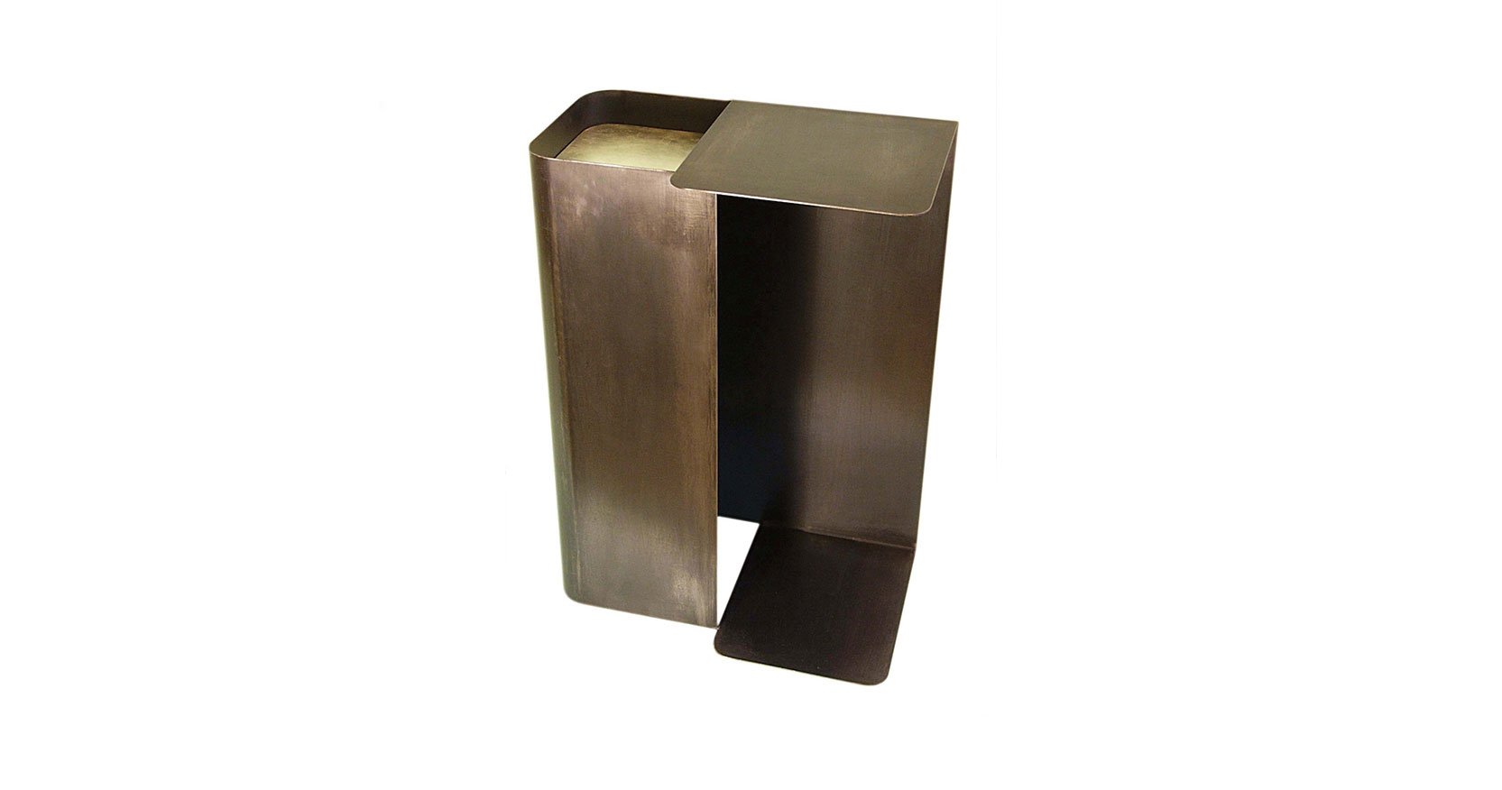 Eric Jourdan, petite table de style architectural géométrique en acier plié, avec une partie encastrée carrée argentée ,et un pied rectangulaire en acier gris