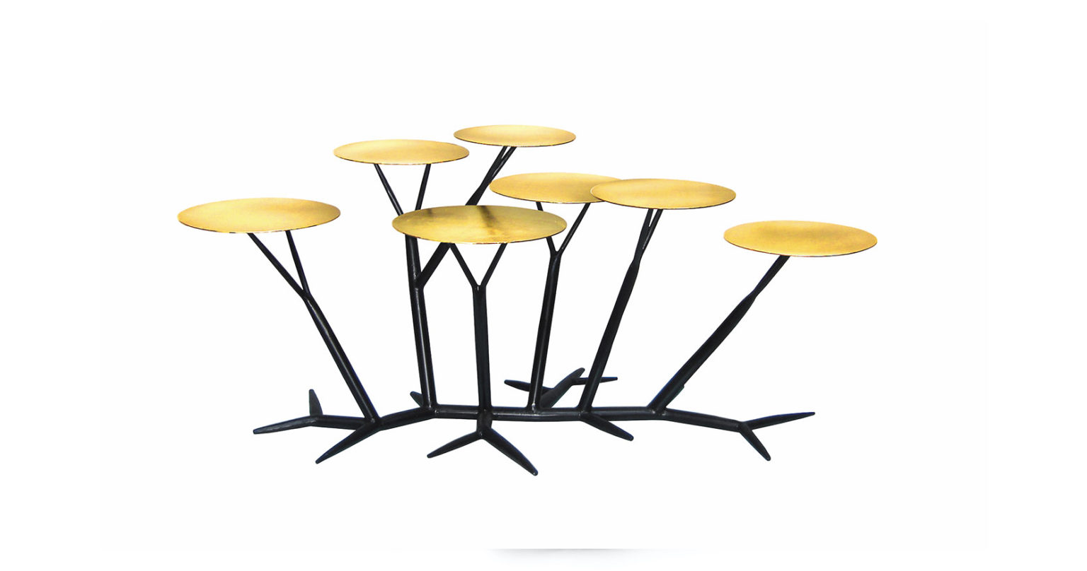 Eric Robin, spectaculaire table basse comme une sculpture, 7 plateaux ronds recouverts de feuille d'or, qui sont réunis par 7 pieds et un socle en forme de branches en fer forgé noir