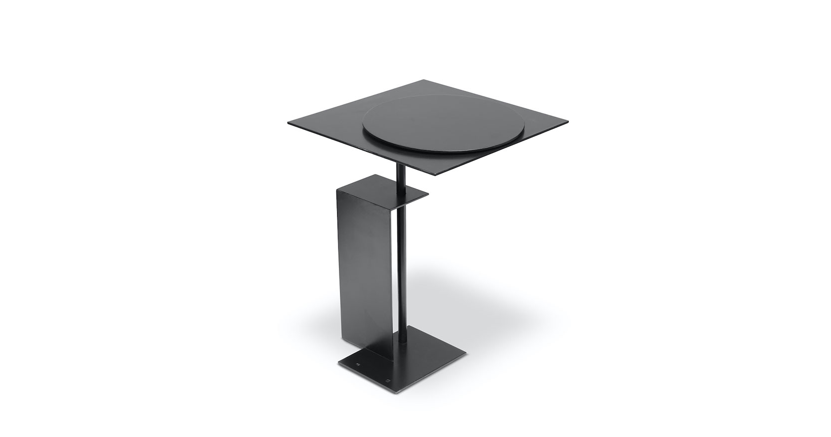 Eric Schmitt, petite table architecturale géométrique en métal noir plié, plateau avec un rond sur le carré, pied rectangulaire