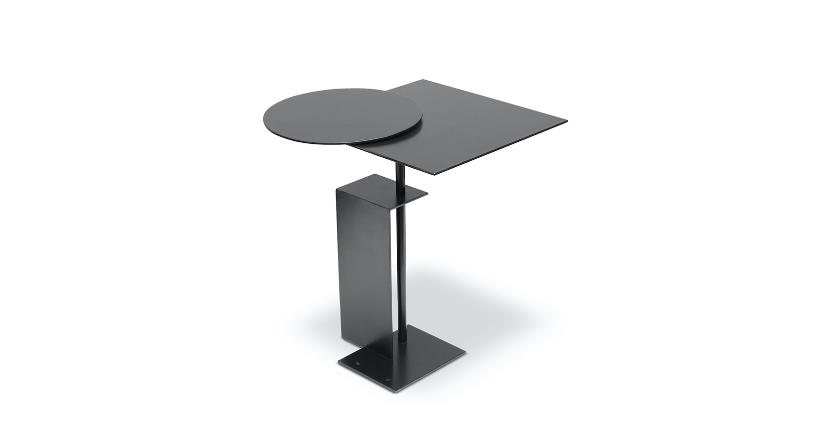 Eric Schmitt, petite table architecturale géométrique en métal noir plié, plateau pivotant avec un rond ouvert décentré d'un plateau carré, pied rectangulaire en métal noir