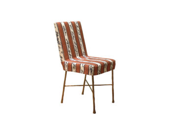 Garouste Bonetti, chaise minimaliste pieds en fer forgé doré avec une croix qui relie les pieds, assise et dossier recouverts d'une housse orange et blanc, avec des écritures noires sur blanc