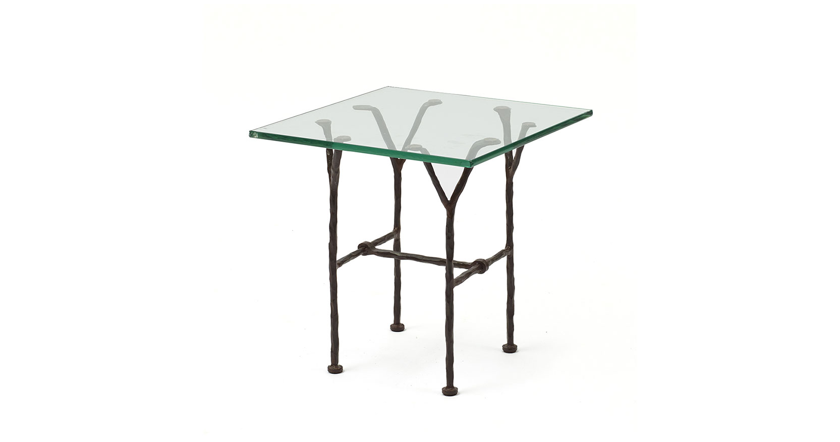 Garouste et Bonetti, petite table carré , plateau en verre et pieds en fer forgé noirs qui se divisent vers le haut en deux petites fourches