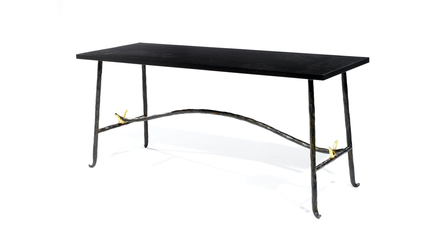 Garouste Bonetti, table basse minimaliste, pieds en fer forgé noir légèrement courbés en bas, avec deux petits V dorés, plateau en bois brun foncé