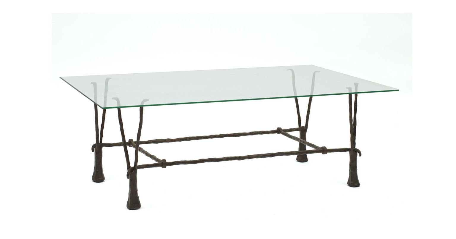 Garouste Bonetti, table basse minimaliste rectangulaire, plateau en verre , pieds en fer forgé noir qui se divisent en deux fourches situées sous le plateau