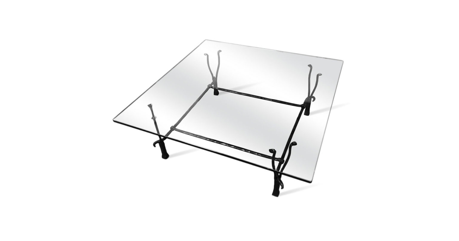 Garouste Bonetti, table basse carrée minimaliste carrée plateau en verre , pieds en fer forgé noir qui se divisent en deux fourches situées sous le plateau
