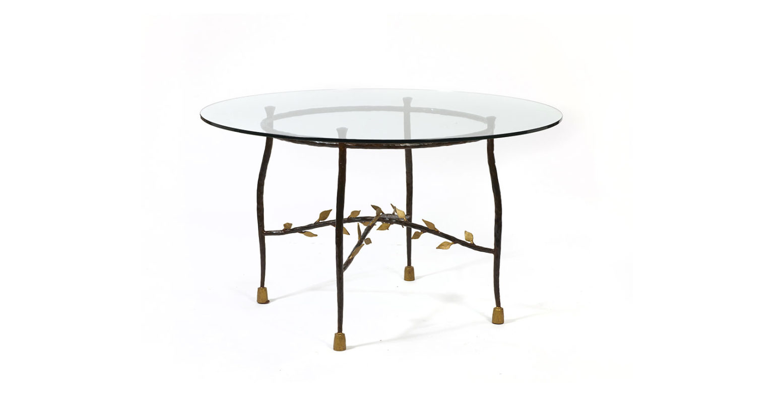 Garouste Bonetti, table de salle à manger ronde baroque, pieds courbés en fer forgé noir et petits sabots or, ornée de petites feuilles en fer forgé or, plateau en verre