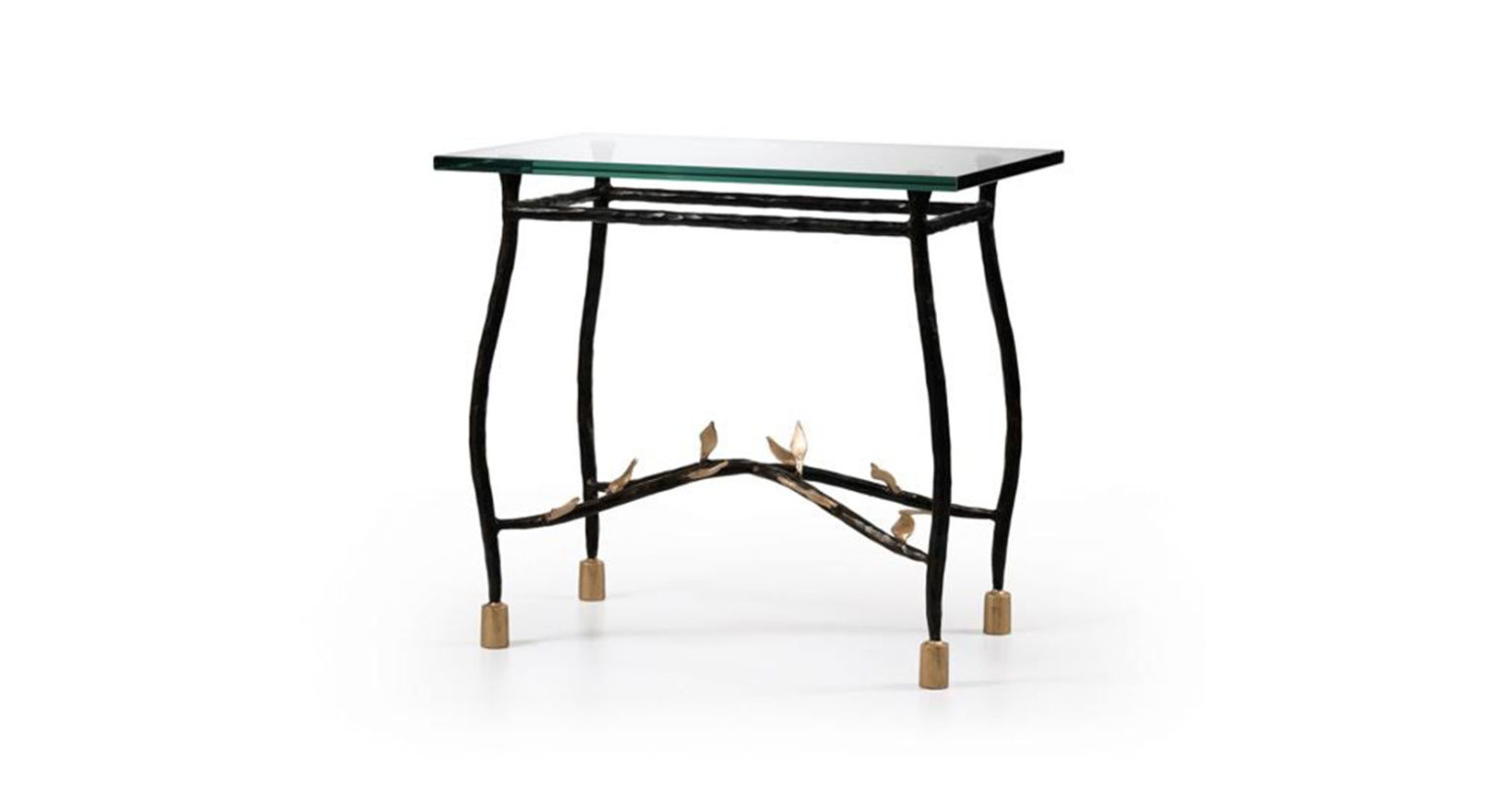 Garouste Bonetti, petite table rectangulaire de style baroque, pieds en fer forgé courbés ornés de petites feuilles, plateau en verre