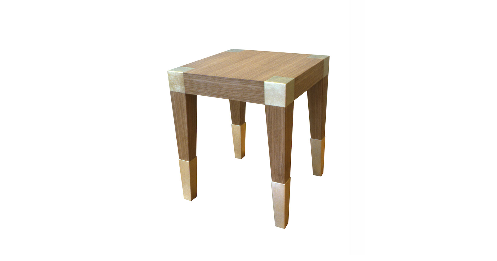 Garouste Bonetti, petite table carrée en bois clair, avec des plaques de métal doré carrées encastrées dans les angles et les pieds