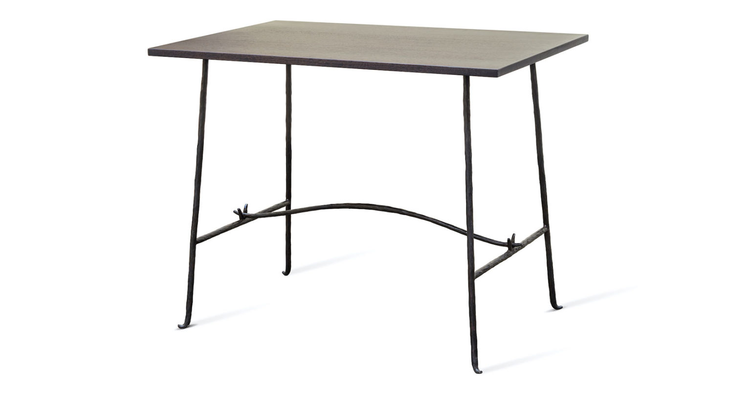 Garouste Bonetti, table haute minimaliste rectangulaire,plateau en bois foncé, pieds simples en fer forgé noir, avec deux petits ornements en forme de V sur chaque coté