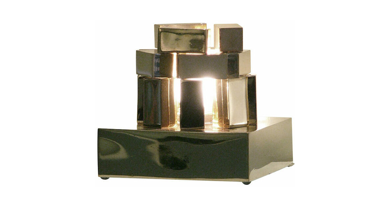 Arik Lévy, cubes rectangulaires en bronze doré massif posés autour de l'ampoule au centre d'un socle en bronze doré.