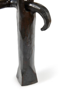 Gros plan du pied en fer forgé noir d'une table basse de Garouste Bonetti
