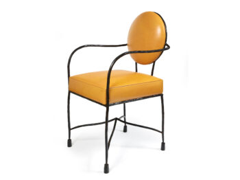 garouste bonetti, fauteuil en fer forgé brun, avec assise et dossier en cuir jaune