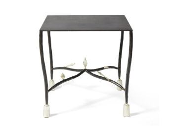 Garouste Bonetti, petite table rectangulaire avec un plateau en métal noir et des pieds en fer forgé noir,qui ont des petites feuilles argentées