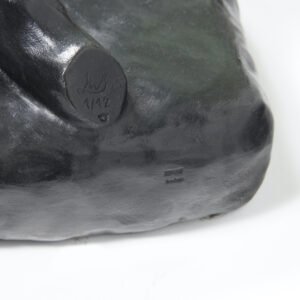 Gros plan du pied de la console Washinton Square de Mattia Bonetti en bronze noir