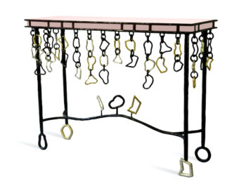 console Elizabeth Garouste en fer forgé noir avec des chaines en fer forgé noires et or qui pendent et un plateau en bois laqué rose