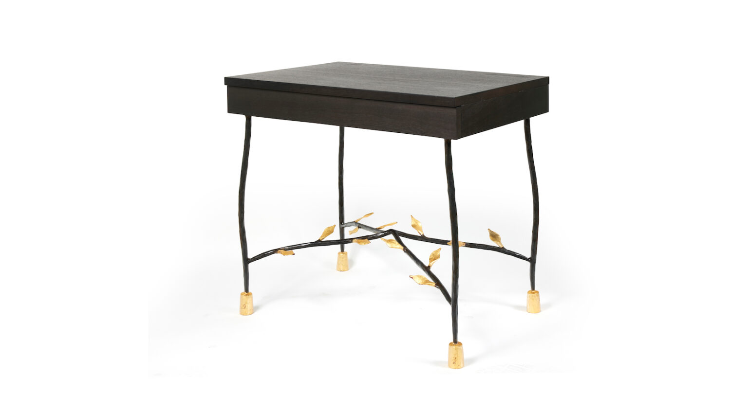 garouste et bonetti, petite table rectangulaire aux pieds en fer forgé avec des feuilles dorées, plateau en bois fonçé