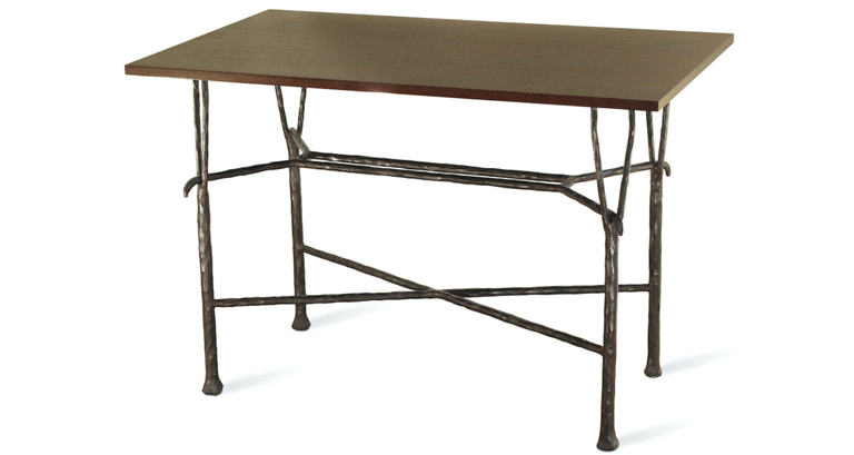 Garouste Bonetti, table haute minimaliste rectangulaire, plateau en bois foncé, pieds en fer forgé noir qui se divisent en deux fourches fixées sous le plateau
