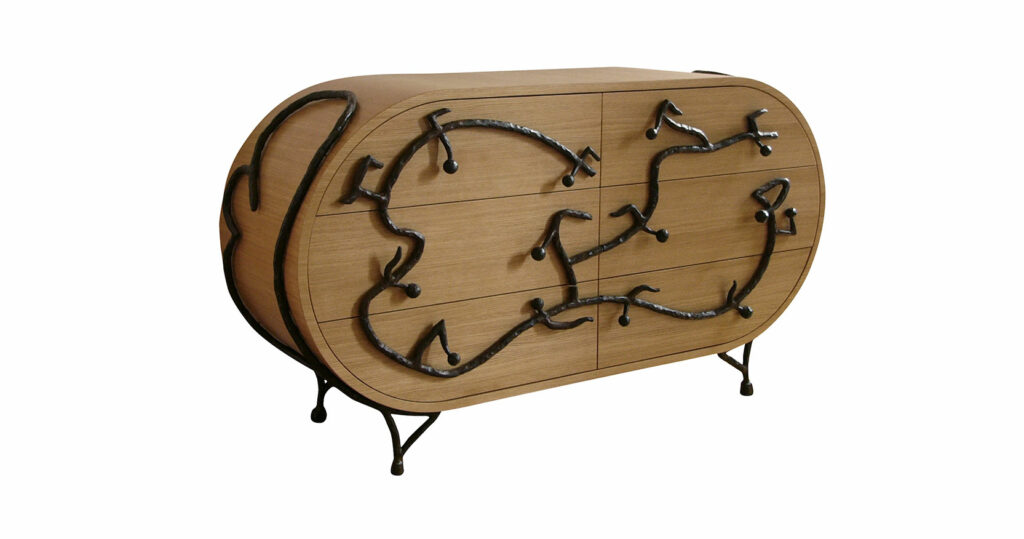 Elizabeth Garouste, spectacular rounded chest of drawers in light wood, 6 drawers, surround by black wrought iron branches