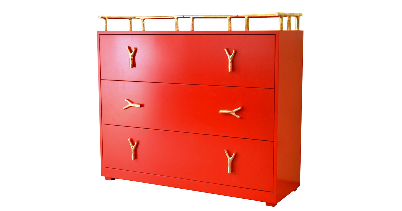 Garouste Bonetti, large baroque red lacquered rectangular chest of drawers, 3 drawers each with two golden handles in the shape of forks, on the top, surrounded by 5 rails in gilded bronze
