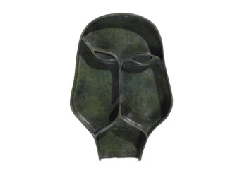 Eric Jourdan, applique masque en bronze vert en forme de visage mystérieux et antique