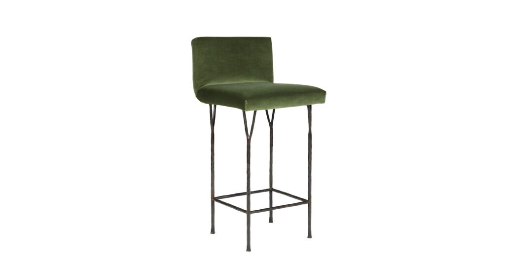 Garouste Bonetti, tabouret de bar carré minimaliste avec dossier. Pieds en fer forgé noir divisés en fourches qui soutiennent le siège tapissé en velours vert.