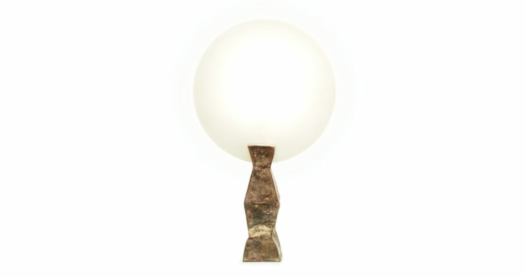 Garouste Bonetti, lampe avec un pied en bronze doré, en forme de totem, qui tientun disque rond en verre dépoli