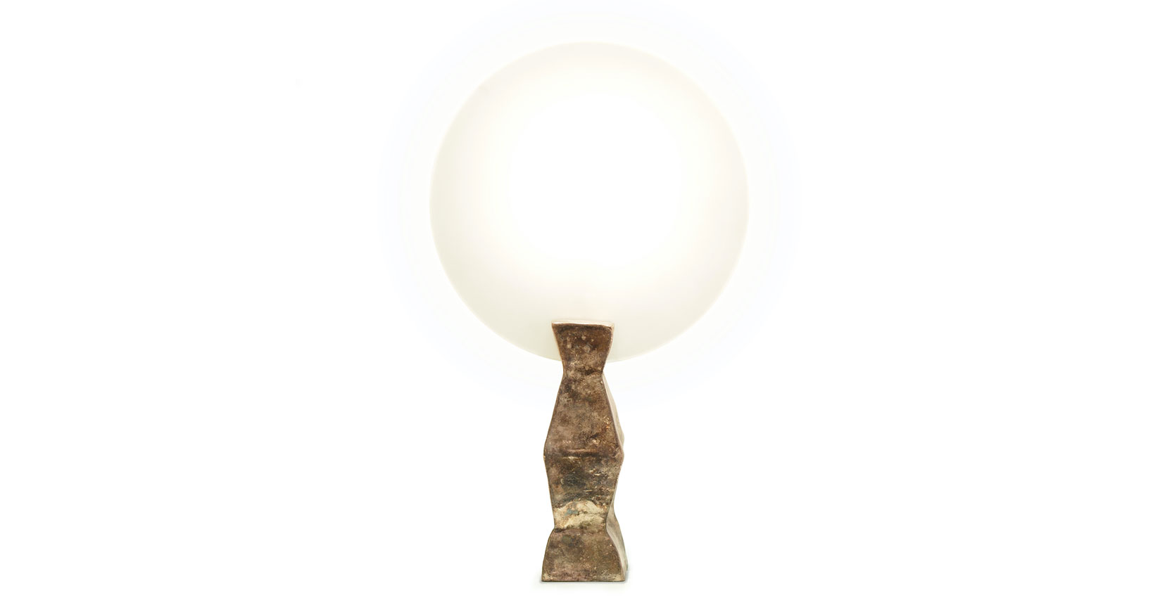 Garouste Bonetti, lampe avec un pied en bronze doré, en forme de totem, qui tientun disque rond en verre dépoli