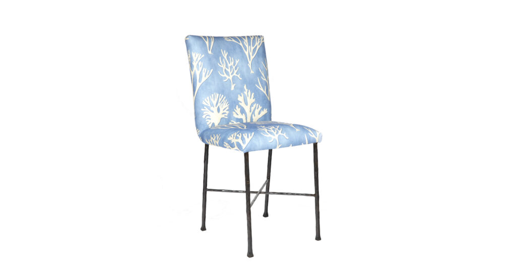 Garouste Bonetti, chaise en fer forgé noir avec le dossier et l'assise tapissés d'une tissu à motif bleu et blanc