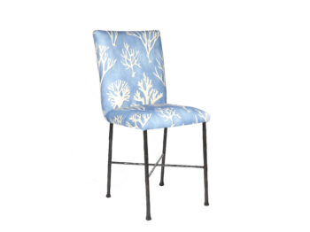Garouste Bonetti, chaise en fer forgé noir avec le dossier et l'assise tapissés d'une tissu à motif bleu et blanc