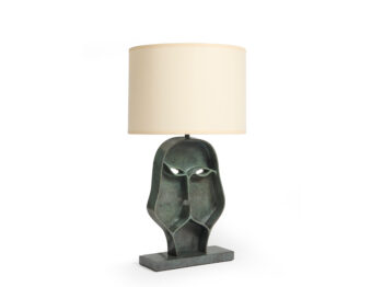 lampe avec un pied en bronze vert en forme de visage mystérieux, et abat jour blanc, création 2024 par Eric Jourdan en édition limitée
