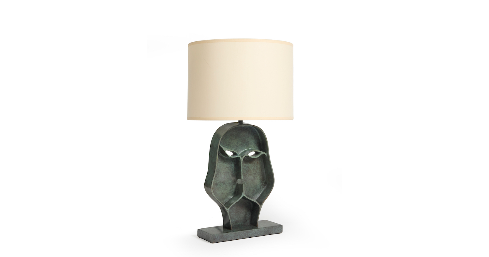 lampe avec un pied en bronze vert en forme de visage mystérieux, et abat jour blanc, création 2024 par Eric Jourdan en édition limitée