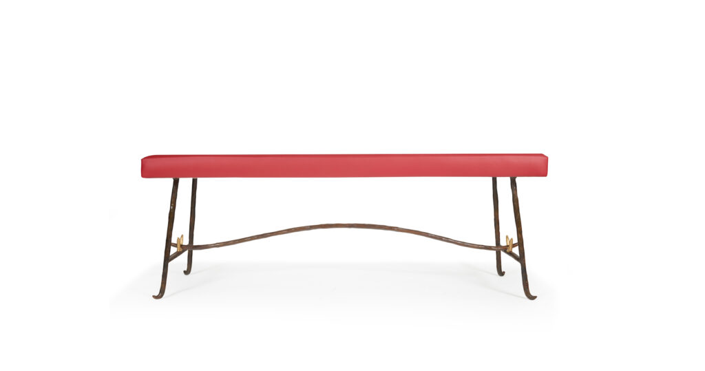banquette minimaliste en cuir rouge et pied en fer forgé brun, création Garouste Bonetti