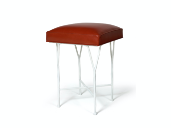 Tabouret Garouste Bonetti en fer forgé blanc, avec une assise carrée en cuir marron